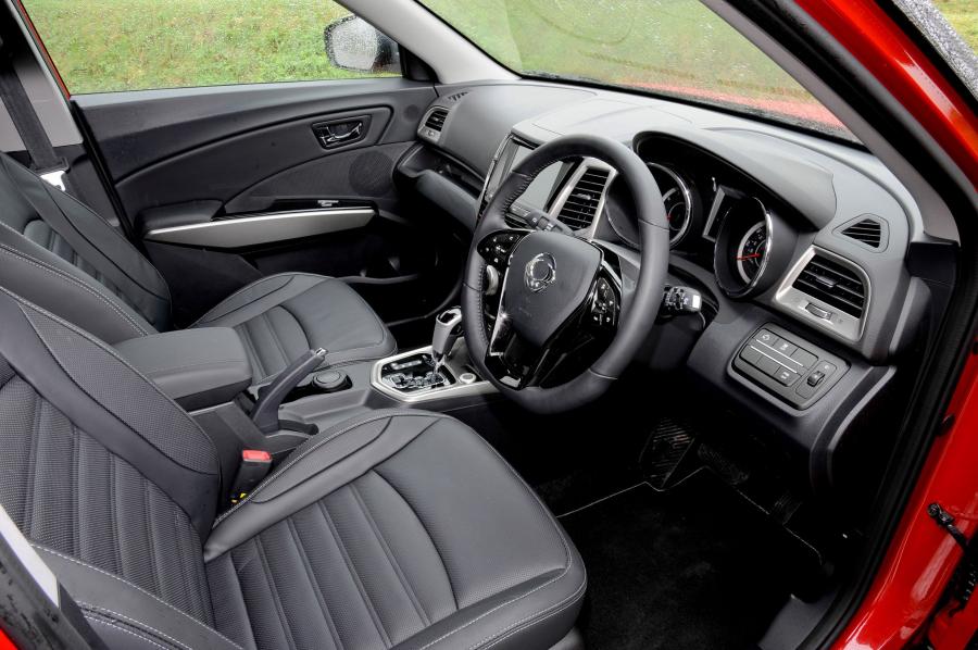 Интерьер SsangYong Tivoli Ultimate 2018 года  (UK) (фото 4 из 37)